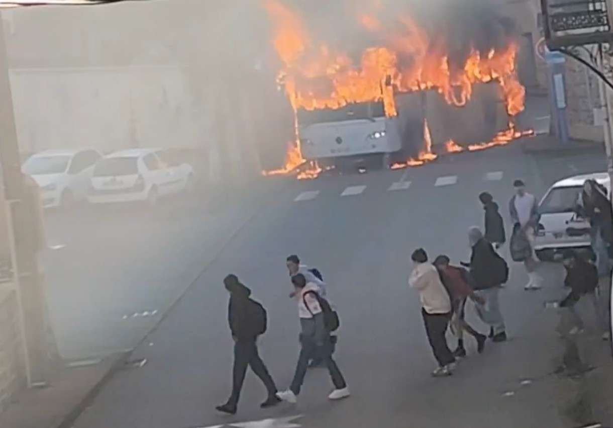 Flammen auf der Landstraße: Schulbusbrand in der Loire endet glimpflich