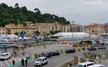 Zwischen Postkartenidylle und Betonrealität: Warum Nizzas UNESCO-Titel ins Wanken gerät Congrès_One_Ocean_Science_2025_à_Nice-_aux_abords_des_salles_de_conférence_du_Port_Lympia_(Wikipedia)
