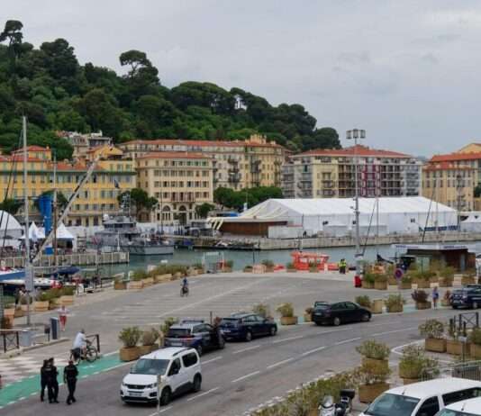 Zwischen Postkartenidylle und Betonrealität: Warum Nizzas UNESCO-Titel ins Wanken gerät Congrès_One_Ocean_Science_2025_à_Nice-_aux_abords_des_salles_de_conférence_du_Port_Lympia_(Wikipedia)