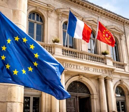 Symbolpolitik im Rathaus: Der Fall Carcassonne und die neue Strategie der extremen Rechten in Frankreich Europaflagge-RN-Rathäuser_Illustration