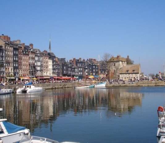 Risse im Idyll: Wenn Honfleurs Postkartenmotiv ins Wanken gerät France_Calvados_Honfleur_Wikipedia