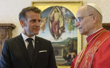 Ein Satz für den Frieden – und für die Bühne Macron_Leo-14_ScreenX