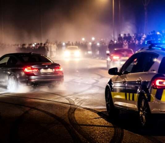 Wenn Motoren aufheulen und der Staat hinterherfährt: Frankreichs Kampf gegen illegale Straßenrennen Illegale-Strassenrennen-Polizei_Illustration