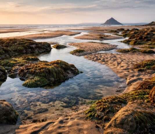 Wenn das Meer sich zurückzieht: Die stille Enthüllung einer verborgenen Welt Küstenlandschaft-bei-Ebbe-im-Abendlicht