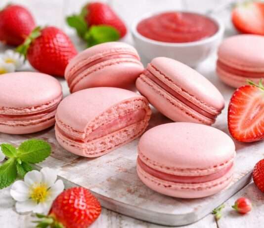 Die Zeit der Erdbeeren hat begonnen – Macarons à la fraise mit Erdbeer-Ganacheu Macarons-à-la-fraise-mit-Erdbeer-Ganache