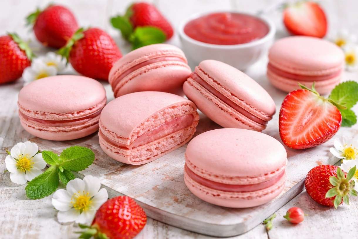 Die Zeit der Erdbeeren hat begonnen – Macarons à la fraise mit Erdbeer-Ganacheu