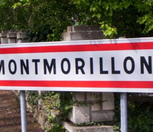 Ein Dorf unter Schock: Tödliche Gewalt erschüttert Montmorillon Panneau_Montmorillon