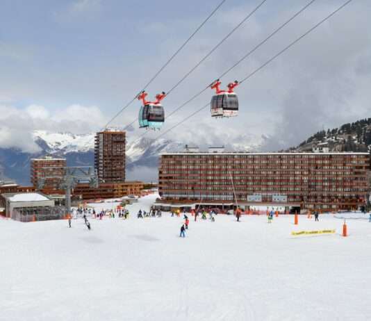 Wenn der Winterurlaub kippt: Krankheitsausbruch in La Plagne erschüttert Ferienidylle Plagne_Centre,_April_2017_(Wikipedia)