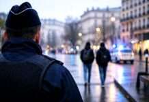 Wer schützt uns vor den Beschützern? Eine Frage, die eigentlich keiner mehr hören will – und doch alle hören müssen Polizei-Vertrauen-Misstrauen_Illustration