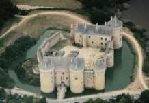 Zwischen Meer und Macht: Das Château de Suscinio und seine stillen Geschichten Suscinio_castle_South_aerial_view_Wikipedia