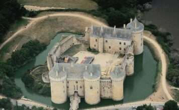 Zwischen Meer und Macht: Das Château de Suscinio und seine stillen Geschichten Suscinio_castle_South_aerial_view_Wikipedia