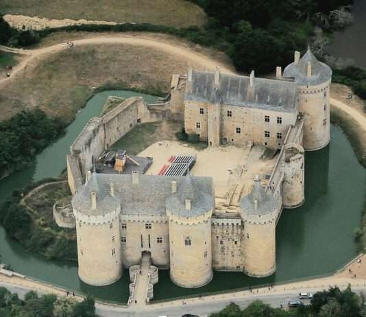 Zwischen Meer und Macht: Das Château de Suscinio und seine stillen Geschichten Suscinio_castle_South_aerial_view_Wikipedia