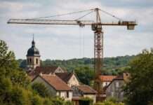 Ein stählernes Relikt: Wie ein vergessener Kran ein Dorfleben prägt Verlassener-Kran-über-französischem-Dorf_Illustration