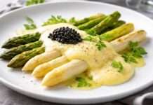 Es ist Spargelzeit – Spargelvariation (grün & weiß) mit luftiger Hollandaise und Kaviar Weißer-und-grüner-Spargel-mit-Kaviar