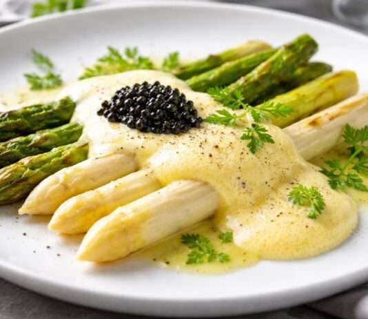 Es ist Spargelzeit – Spargelvariation (grün & weiß) mit luftiger Hollandaise und Kaviar Weißer-und-grüner-Spargel-mit-Kaviar
