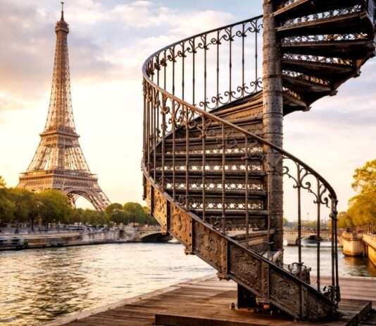 Ein Stück Paris zum Mitnehmen – wie eine Eiffelturm-Treppe unter den Hammer kommt Wendeltreppe-Eiffelturm-Versteigerung_Illustration