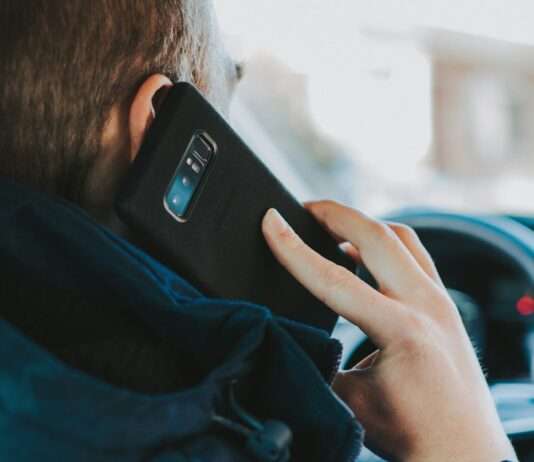 Telefon am Steuer: Frankreich zieht die Schrauben an Telefon_Fahren_Steuer