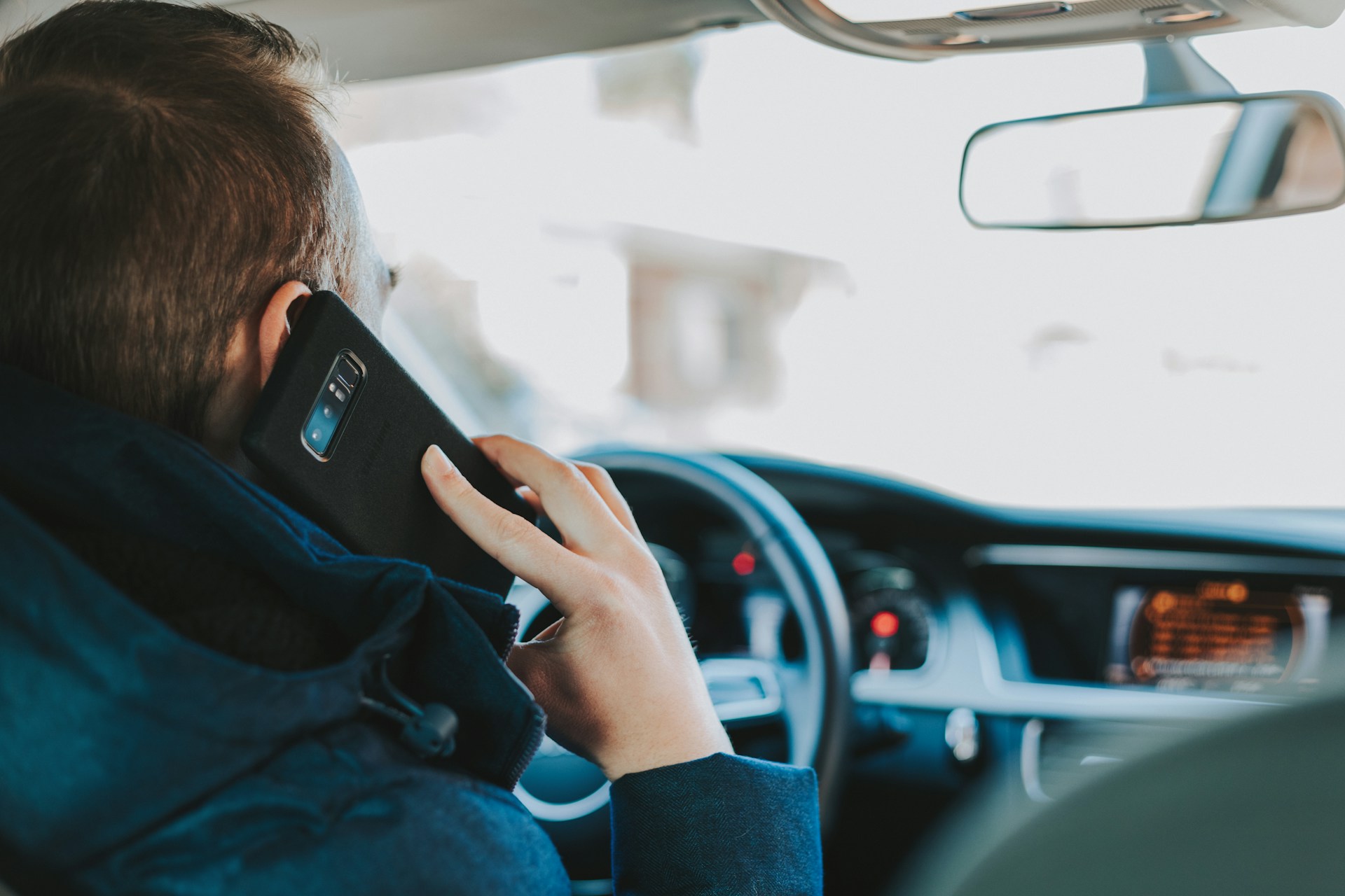 Telefon am Steuer: Frankreich zieht die Schrauben an