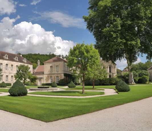 Burgunds neue Genussrouten – wo Frankreich plötzlich leiser, ehrlicher und verdammt lecker wirkt Abbaye_de_Fontenay_panorama_Wikipedia
