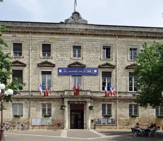 „Wir haben Angst um unsere Angehörigen“ — Agen ringt mit Hass und Unsicherheit Agen_-_Hôtel_de_ville_Wikipedia