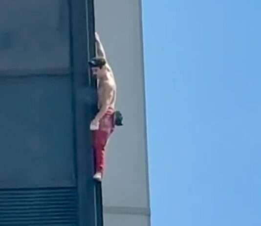 Der „Spider-Man von Paris“ sorgt erneut für Atemstillstand über den Dächern der Hauptstadt Alexis-Landot-Tour-Montparnasse_ScreenX