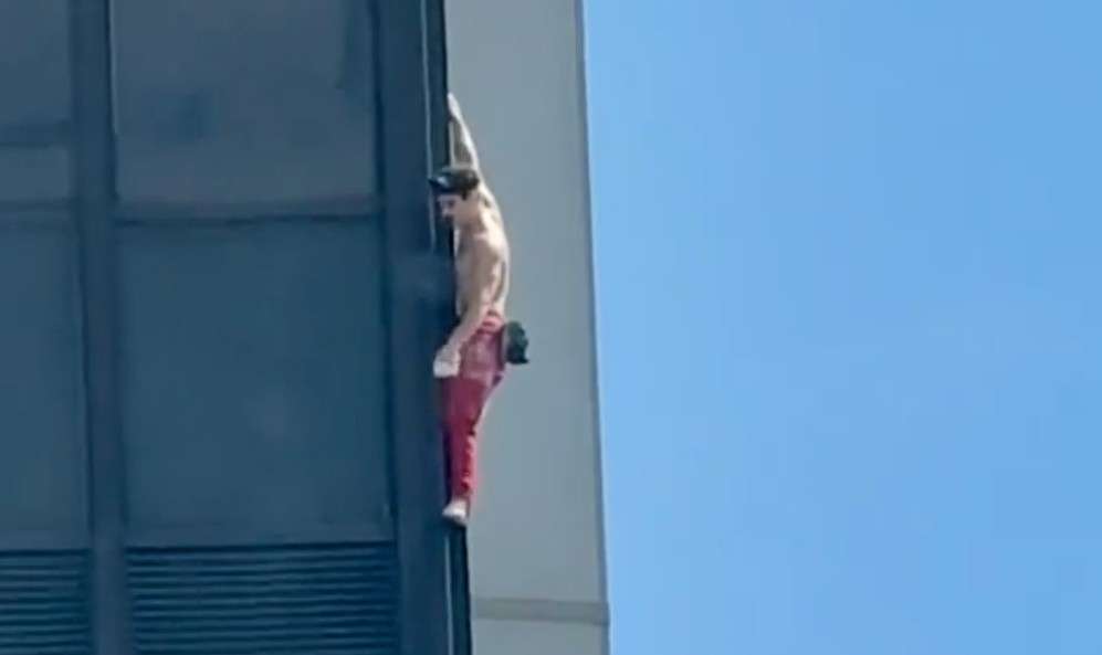 Der „Spider-Man von Paris“ sorgt erneut für Atemstillstand über den Dächern der Hauptstadt