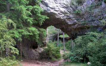 Das steinerne Schweigen der Lozère Arcs_de_St_Pierre_Wikipedia