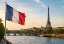Frankreich zwischen Aufbruch, Unsicherheit und Sommerhitze Eiffelturm-französische-Flagge-Seine_Illustration
