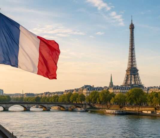 Frankreich zwischen Aufbruch, Unsicherheit und Sommerhitze Eiffelturm-französische-Flagge-Seine_Illustration