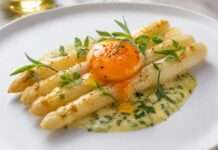 Gebratener weißer Spargel mit Estragon-Beurre-blanc und confiertem Eigelb Gebratener-weißer-Spargel-mit-Estragon-Beurre-blanc-und-confiertem-Eigelb