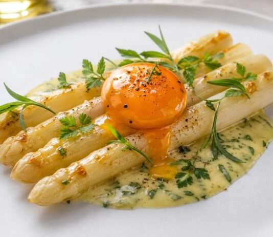 Gebratener weißer Spargel mit Estragon-Beurre-blanc und confiertem Eigelb Gebratener-weißer-Spargel-mit-Estragon-Beurre-blanc-und-confiertem-Eigelb