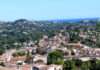 Wenn ein Dorf nach Rosen duftet: La Colle-sur-Loup feiert seine „Rose de Mai“ La_Colle-sur-Loup_Wikipedia