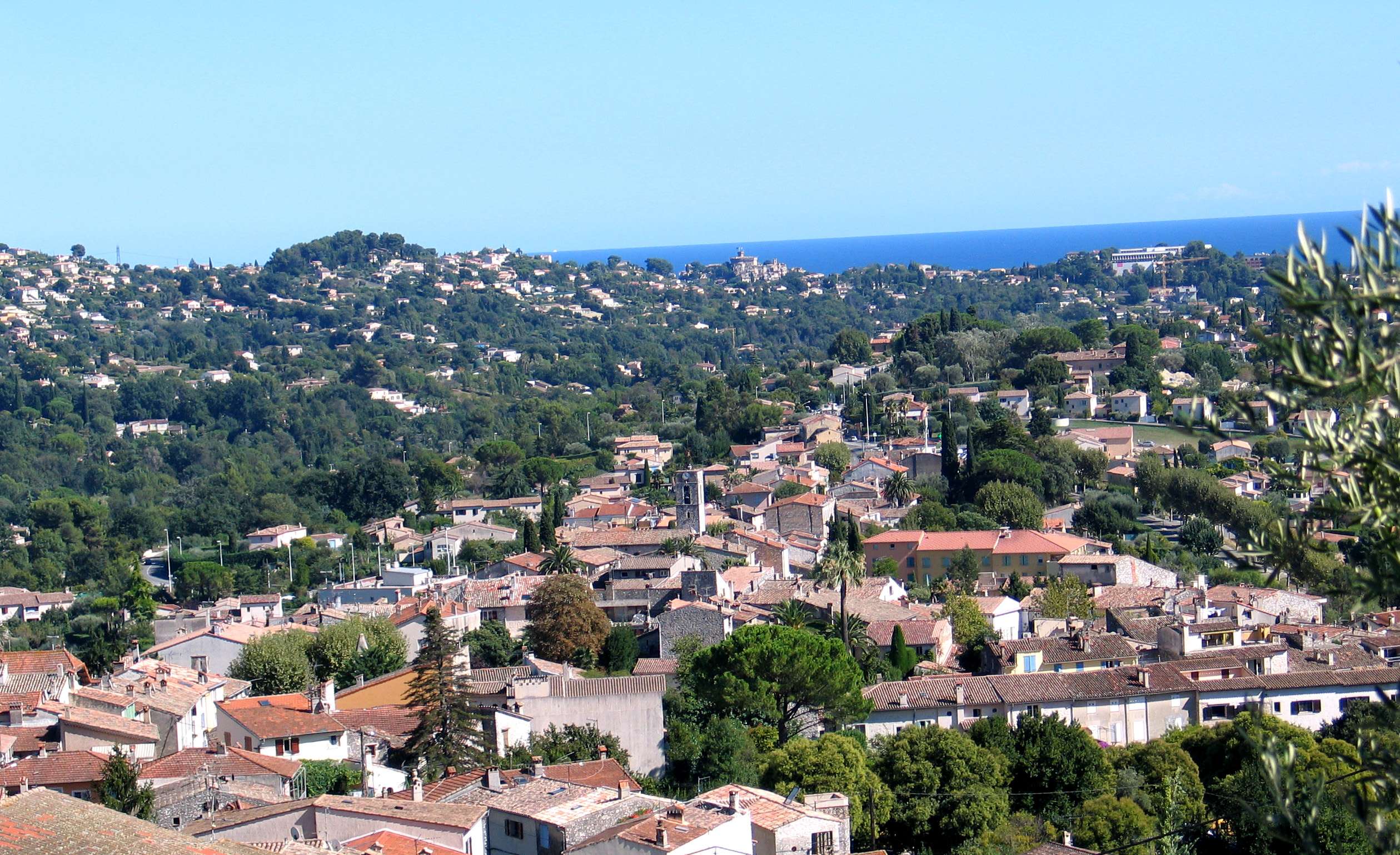 Wenn ein Dorf nach Rosen duftet: La Colle-sur-Loup feiert seine „Rose de Mai“