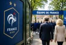 Macron in Clairefontaine: Der Präsident stimmt die Bleus auf die WM ein Macron-Nationalmannschaft_Illustration