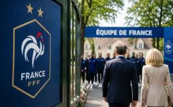 Macron in Clairefontaine: Der Präsident stimmt die Bleus auf die WM ein Macron-Nationalmannschaft_Illustration