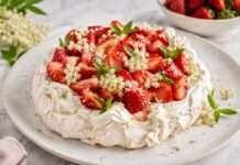 Pavlova mit Erdbeeren, Holunderblüte und Zitronenverbene Pavlova-mit-Erdbeeren-und-Holunderblüte-und-Zitronenverbene