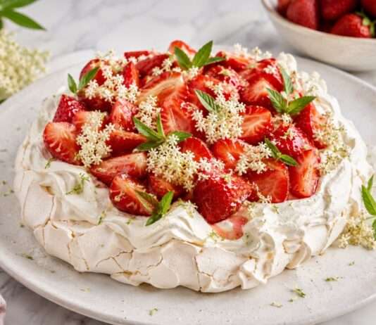 Pavlova mit Erdbeeren, Holunderblüte und Zitronenverbene Pavlova-mit-Erdbeeren-und-Holunderblüte-und-Zitronenverbene