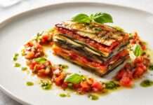 Ratatouille en millefeuille mit Tomaten-Vinaigrette und Basilikumöl Ratatouille-en-millefeuille-mit-Tomaten-Vinaigrette-und-Basilikumöl