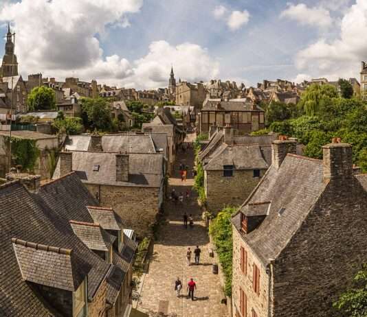 Dinan – Wo das Mittelalter noch lebt Dinan_Panorama_Wikipedia