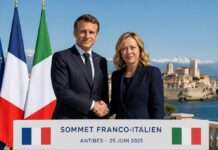 Macron und Meloni suchen in Antibes den Neustart der französisch-italienischen Beziehungen Macron-Meloni_Illustration