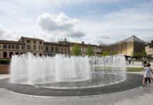 Albi trotzt der Hitze: Wie eine Stadt im Südwesten Frankreichs sich an den Klimawandel anpasst Albi_Place_Lapérouse_et_sa_fontaine_avec_le_Grand_Théâtre_des_Cordeliers_Wikipedia