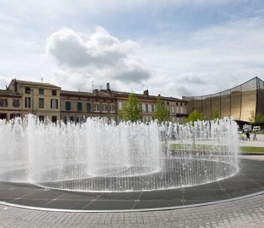 Albi trotzt der Hitze: Wie eine Stadt im Südwesten Frankreichs sich an den Klimawandel anpasst Albi_Place_Lapérouse_et_sa_fontaine_avec_le_Grand_Théâtre_des_Cordeliers_Wikipedia