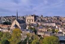 Baumvandalismus in Poitiers: Dutzende Stadtbäume mutwillig verstümmelt Poitiers_panorama_Wikipedia