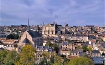 Baumvandalismus in Poitiers: Dutzende Stadtbäume mutwillig verstümmelt Poitiers_panorama_Wikipedia