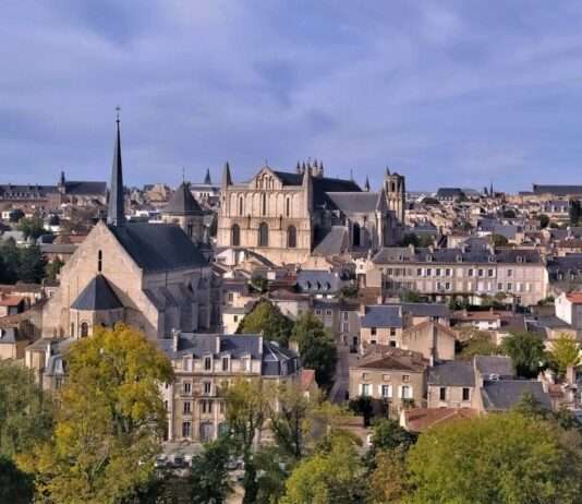 Baumvandalismus in Poitiers: Dutzende Stadtbäume mutwillig verstümmelt Poitiers_panorama_Wikipedia