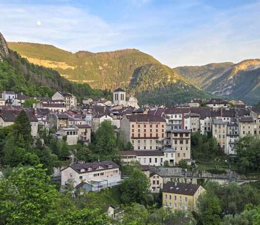 „Wir zahlen Steuern wie alle anderen“: Warum in Saint-Claude das Gefühl wächst, vergessen worden zu sein Saint-Claude,_vue_générale_sur_la_ville