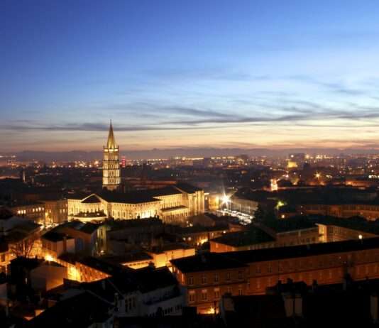 Fussball-WM 2026: Toulouse plant Ausgangssperre für Minderjährige bei Risikospielen Toulouse_by_night_with_Basilique_Saint-Sernin